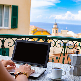 Frau Laptop Italien – © Gulcin / iStock.com Praxisbeispiel Remote Work