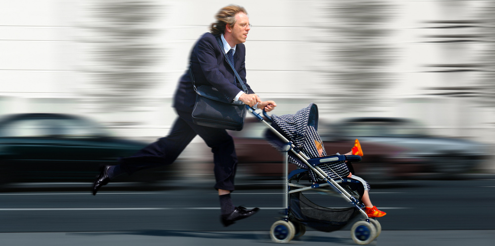 Mann rennt mit Kinderwagen