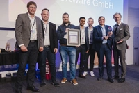 Es ist das Siegerteam in der Kategorie Technologie zu sehen.