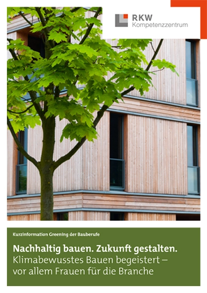 Das Cover der neuen Kurzinfo zeigt eine Holzfassade als Beispiel nachhaltiger Architektur mit einem Baum davor.