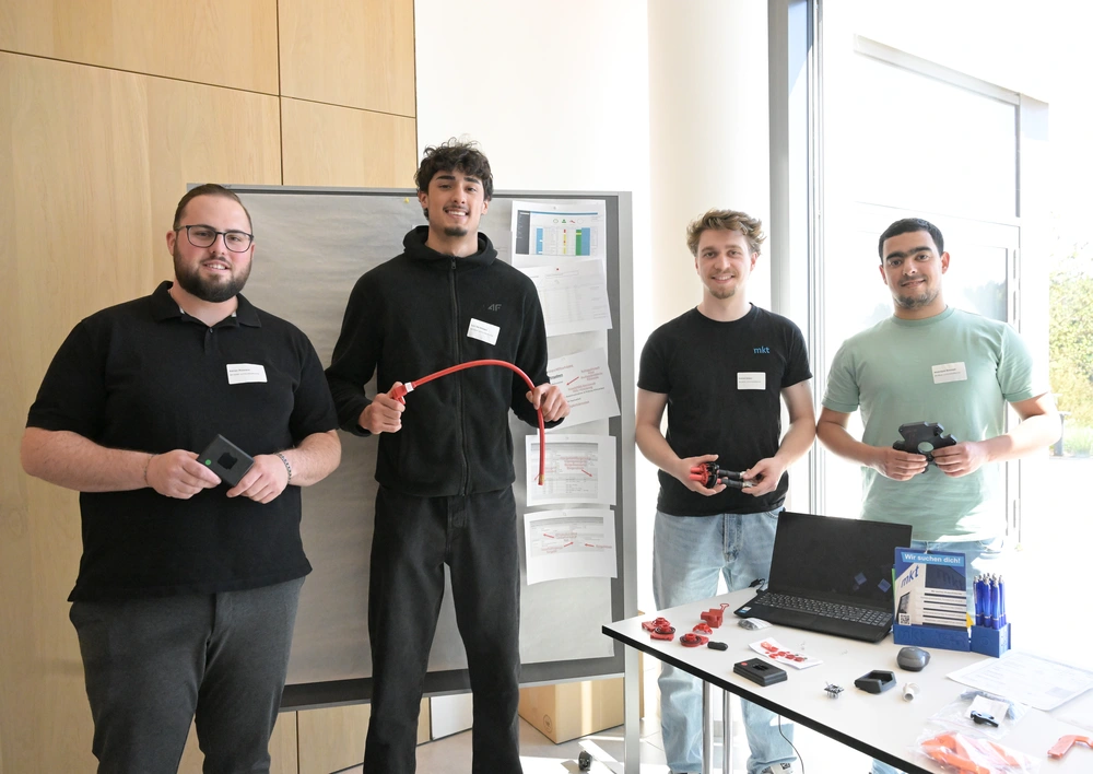 Drei Azubis zusammen mit ihrem Ausbilder der Mkt Metall- und Kunststofftechnik GmbH