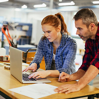 Azubi und Ausbilder – © Geber86 / iStock.com